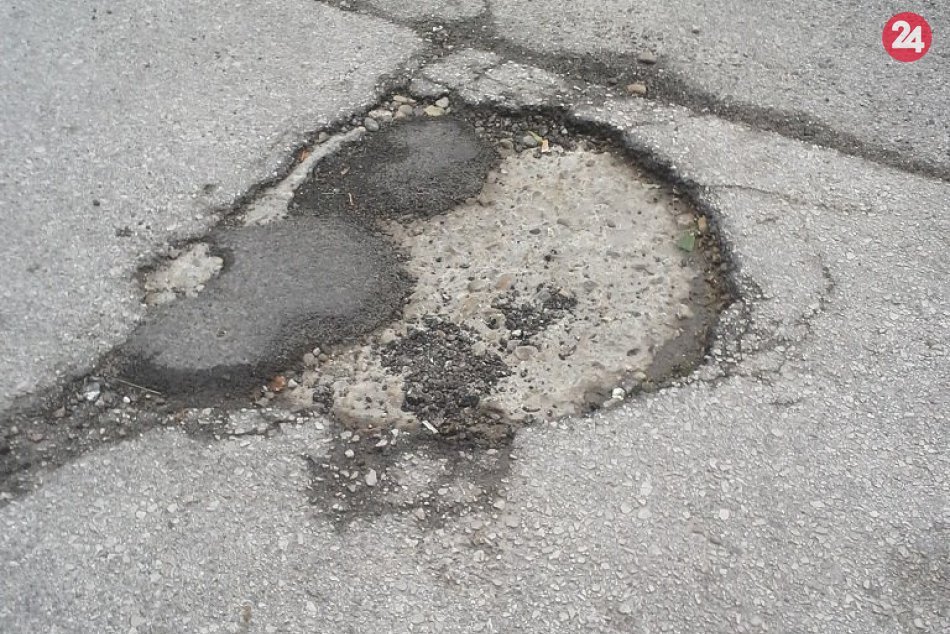 Ilustračný obrázok k článku Šokujúce zistenie poslanca: Takýto je dôvod, prečo sa niektoré cesty rozpadávajú