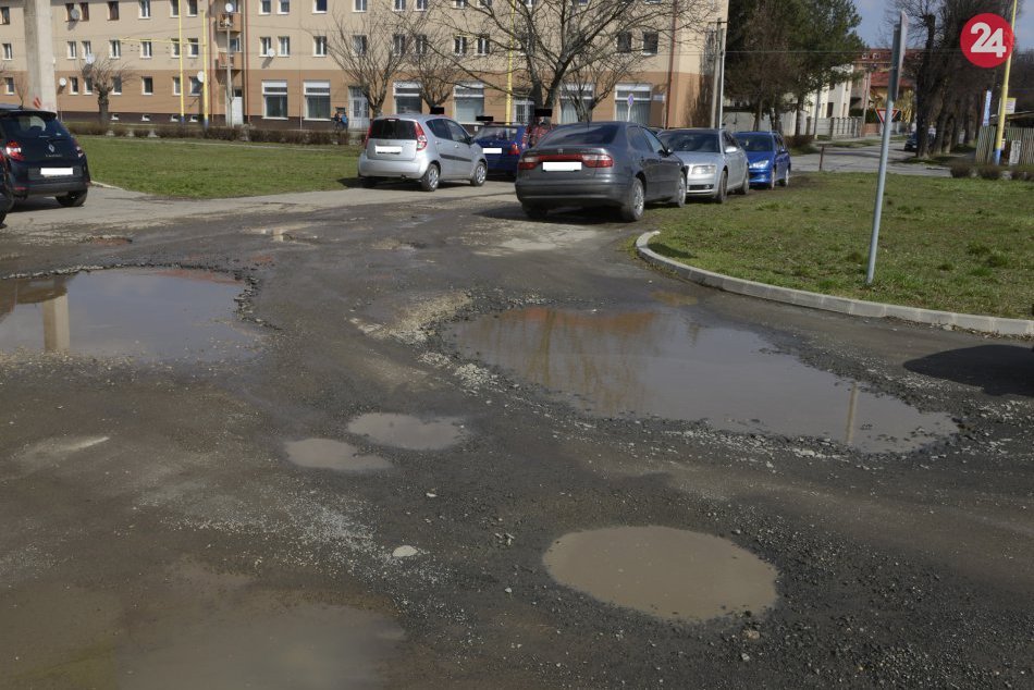 Ilustračný obrázok k článku V meste začínajú s opravami výtlkov na cestách. Pozrite si zoznam ulíc, kde vodičov čakajú obmedzenia