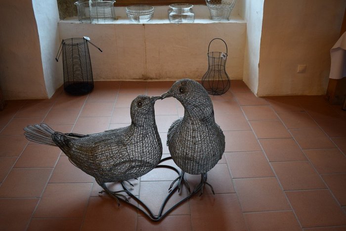 Ilustračný obrázok k článku Na Trenčianskom hrade vystavujú drotárski majstri: Kovová krása na FOTKÁCH