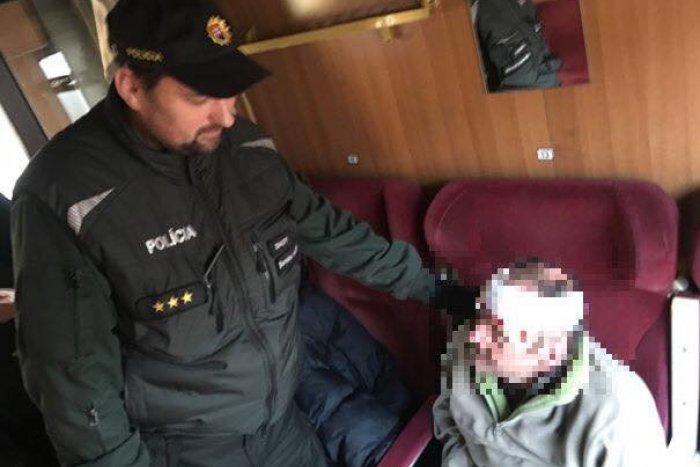 Ilustračný obrázok k článku V rýchliku smerujúcom do Zvolena našla hliadka polície nehybne ležiaceho muža