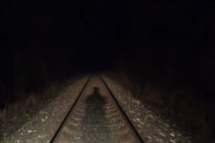 Ilustračný obrázok k článku Mladíka z Hornej Lehoty zrazil vlak. Chlapec zázrakom prežil, má však vážne zranenia