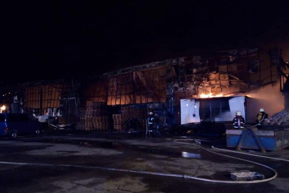 Ilustračný obrázok k článku V Petržalke bojovali hasiči s obrovským požiarom autoservisu: Škody sú v státisícoch, FOTO