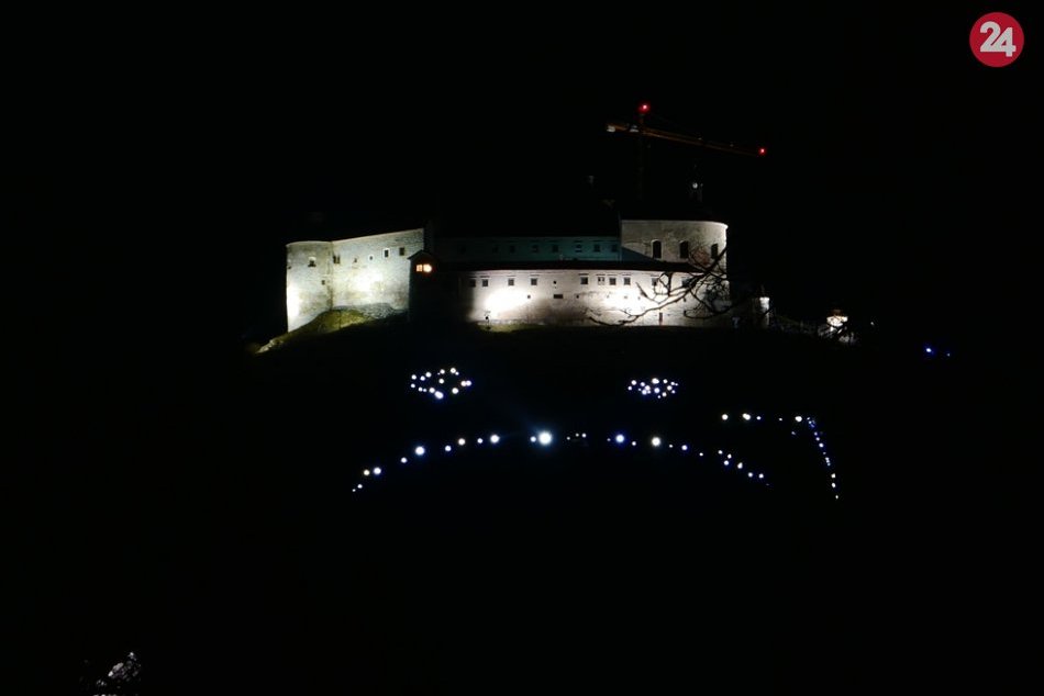 Ilustračný obrázok k článku V Podhradí spomínali na smutné výročie: Vysvietený hrad aj smutný smajlík, FOTO!