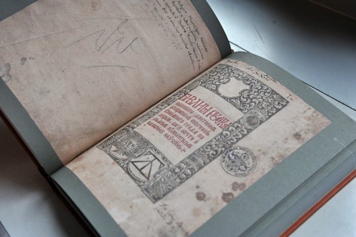 Ilustračný obrázok k článku Biblia vážiaca 17 kíl či vodotesná kniha v akvárku: V Žiari otvoria výstavu plnú unikátov