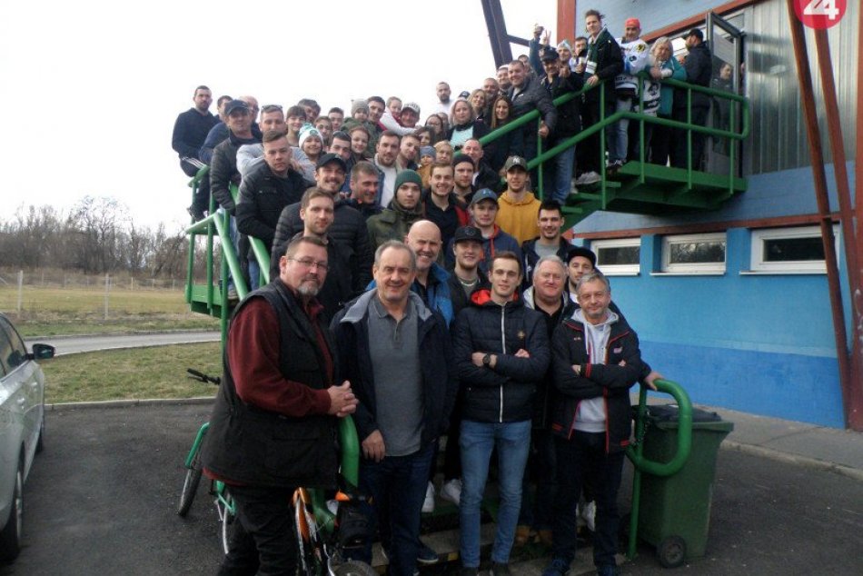 Ilustračný obrázok k článku Hokejisti sa rozlúčili so sezónou: S fanúšikmi si pochutili na spoločnom guláši, FOTO