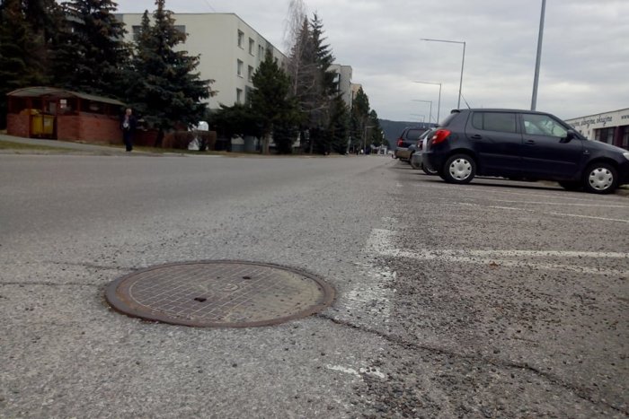 Ilustračný obrázok k článku Žiarčania tu parkujú ledabolo: Na známom parkovisku sa podpísal zub času, FOTO