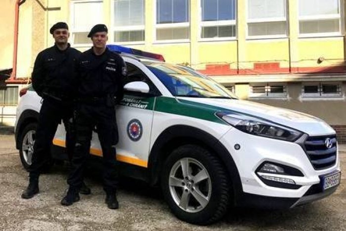 Ilustračný obrázok k článku Zbadali vodiča v núdzi a hneď konali. Klobúk dole pred bystrickými policajtmi