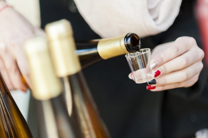 Ilustračný obrázok k článku Počas prázdnin skončí mnoho detí s otravou alkoholom: Dievčatá nezaostávajú