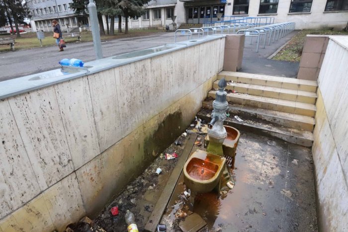 Ilustračný obrázok k článku Smutný pohľad: Okolie staničného minerálneho prameňa je opäť plné odpadkov