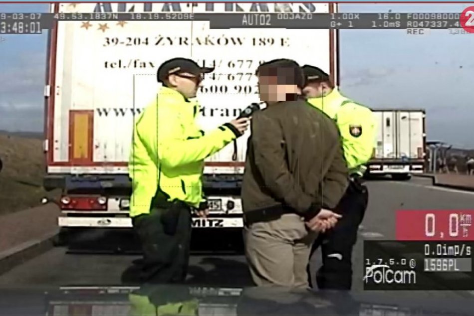 Ilustračný obrázok k článku Patrik (22) sa rútil Považím šialenou rýchlosťou: Čo povedal policajtom? FOTO