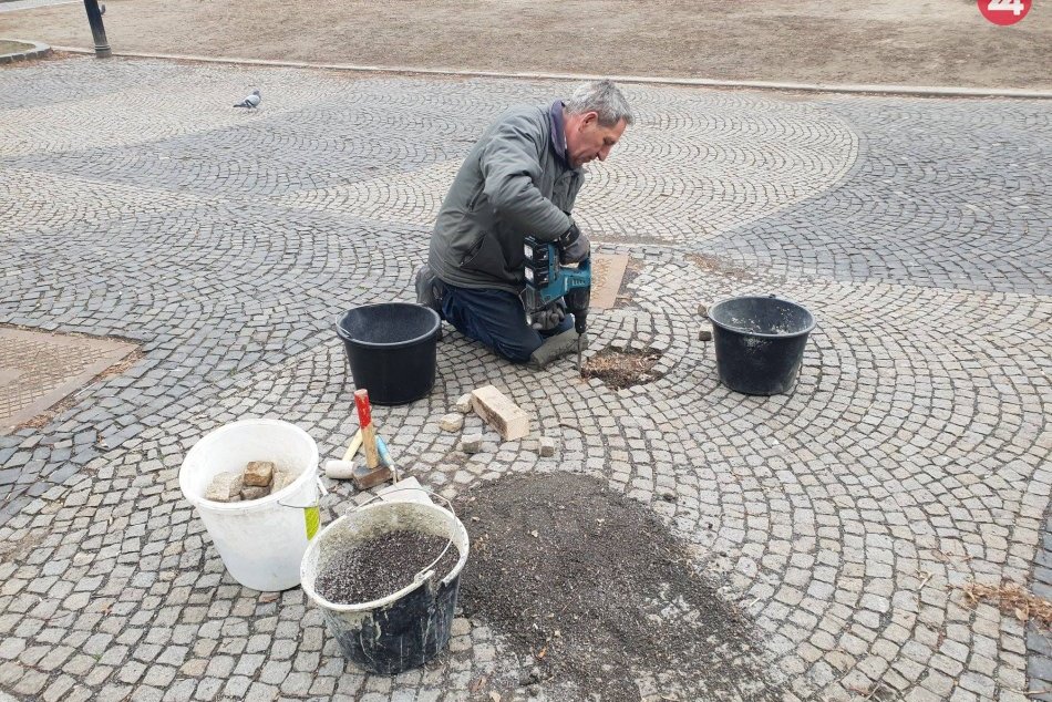 Ilustračný obrázok k článku Hviezdoslavovo námestie bude bezpečnejšie. Mesto opravuje dlažbu na chodníku