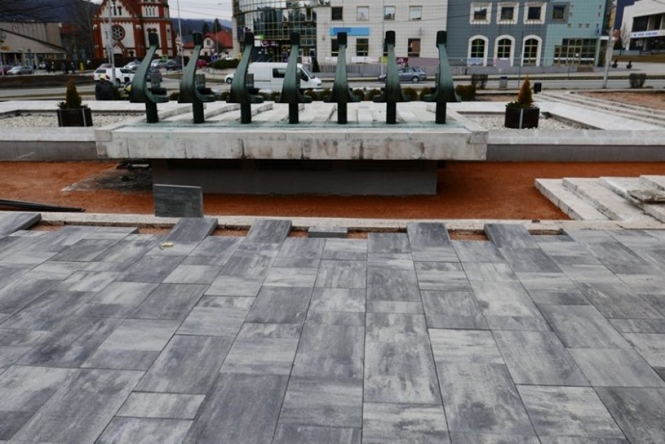Ilustračný obrázok k článku Asfalt okolo fontány je už minulosťou, nahradila ho takáto dlažba, FOTO