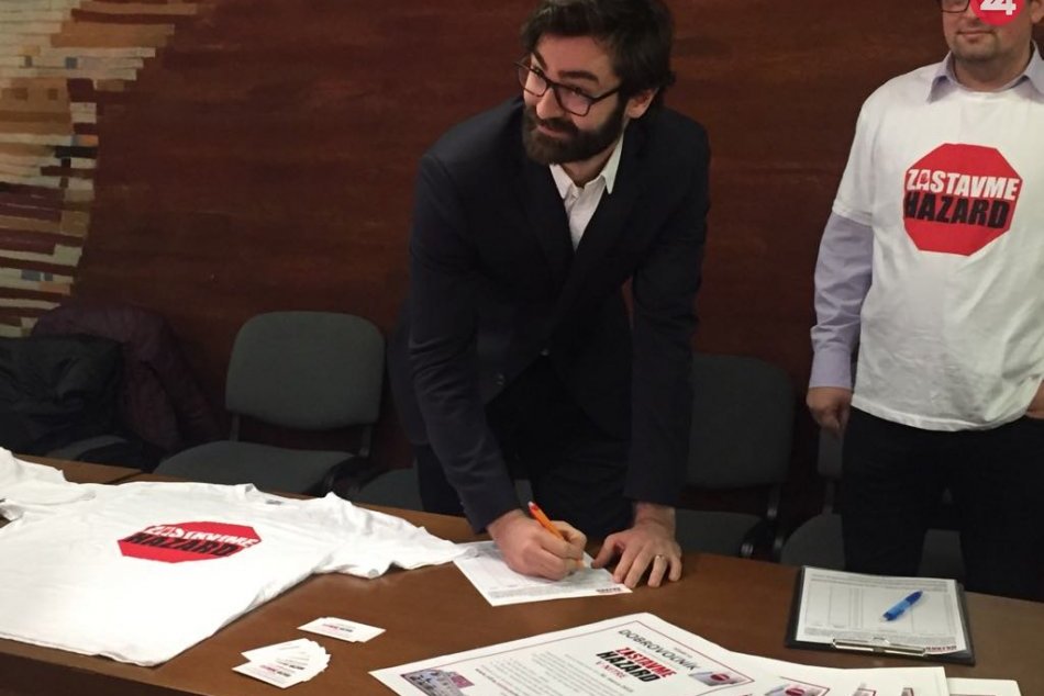 Ilustračný obrázok k článku V Nitre spustili petíciu proti hazardu: Medzi prvými ju podpísal aj primátor, FOTO