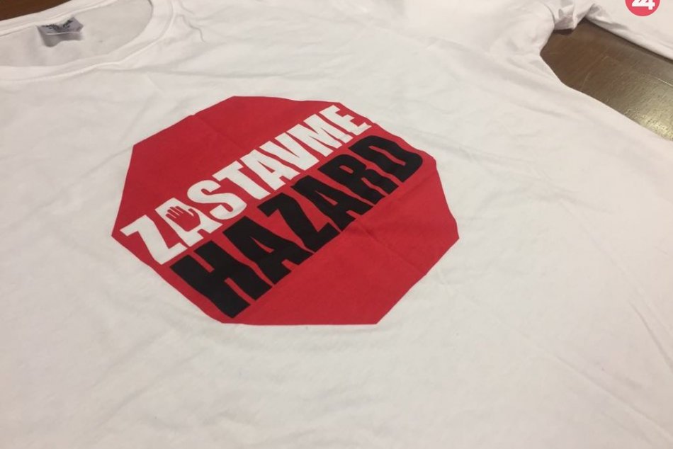 Ilustračný obrázok k článku Pred volebnými miestnosťami zbierajú podpisy proti hazardu: Dve petície si konkurujú