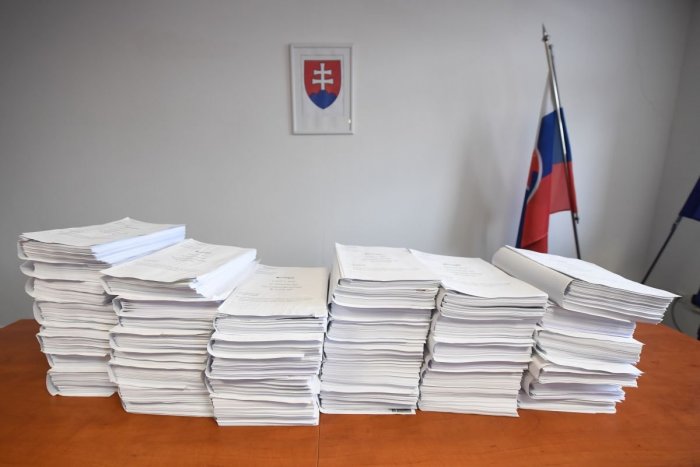 Ilustračný obrázok k článku Obvinenie Kočnera podľa Sakovej ukazuje, že sa prípad nezametie pod koberec