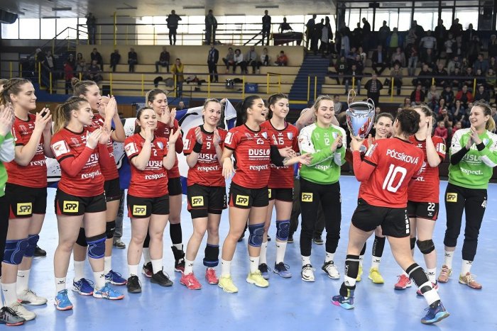 Ilustračný obrázok k článku Naši hádzanári odbehli na Slovenský pohár: Ženy so striebrom, muži v semifinále
