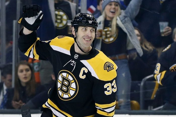 Ilustračný obrázok k článku Zdeno Chára oslávil 42. narodeniny: Spoluhráči mu pripravili sladké prekvapenie