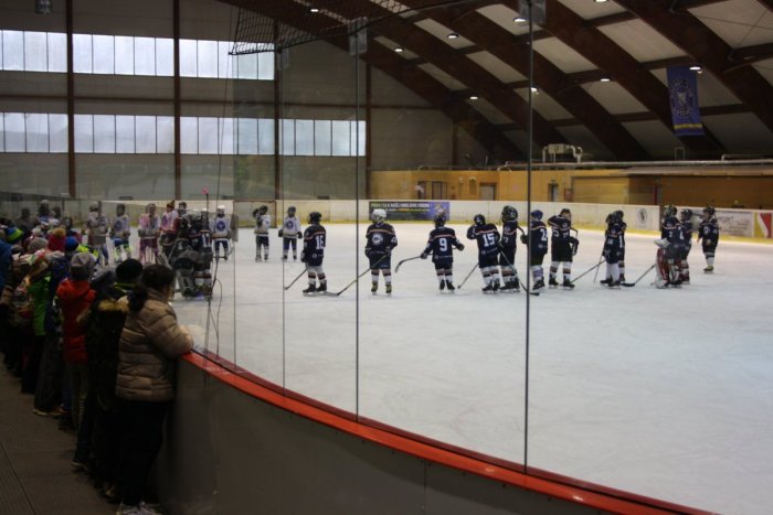Ilustračný obrázok k článku Hokejová výzva pre malých Lučenčanov: Zahlasovaním za projekt môžete pomôcť detským hráčom