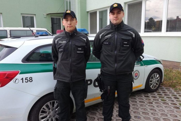 Ilustračný obrázok k článku Dramatické chvíle na trenčianskej stanici: Policajti Marte (52) zachránili život, FOTO