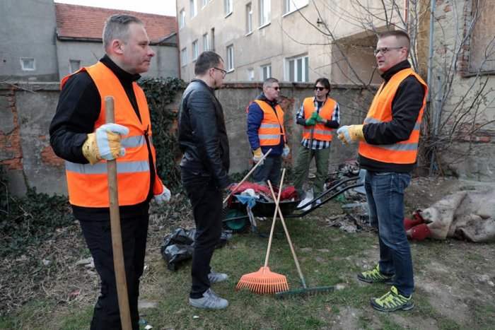 Ilustračný obrázok k článku Veľká jarná brigáda v Starom meste: Upratovať bude aj Vinco Lukáč