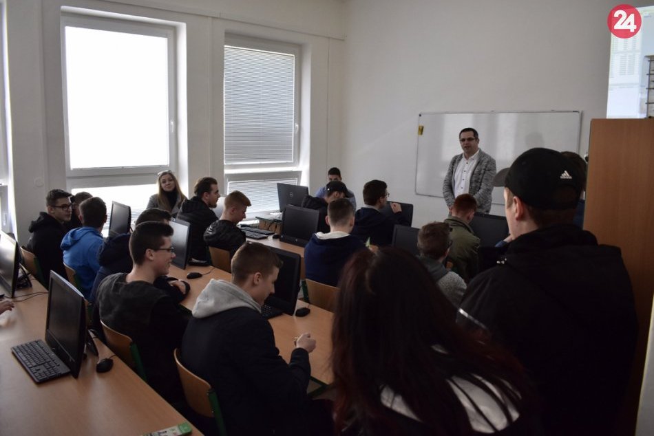 Ilustračný obrázok k článku FOTO: Stredoškoláci z východu si vyberajú budúce povolanie: Prišli si obzrieť košické vysoké školy