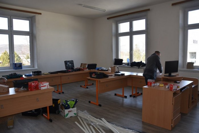 Ilustračný obrázok k článku Modernizácia školy za státisíce eur. V Tornali vymieňali okná po 80 rokoch