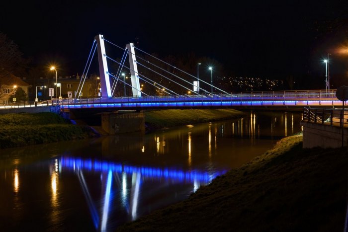 Ilustračný obrázok k článku Chrenovský most a DAB sa rozsvietia namodro: Pripomenú Svetový deň detí