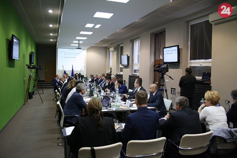 Ilustračný obrázok k článku Zmena v novozámockom parlamente: Jednu z poslankýň strieda náhradníčka