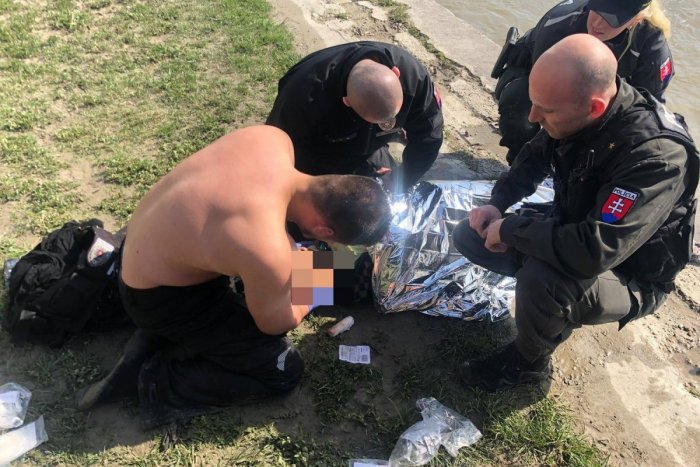 Ilustračný obrázok k článku Polícia zachraňovala ženu, ktorá skočila do Dunaja z pontónu v blízkosti Mosta SNP