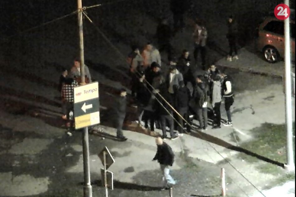 Ilustračný obrázok k článku Na bitku pred prievidzským barom doplatil Dávid (25): Polícia žiada o pomoc, FOTO