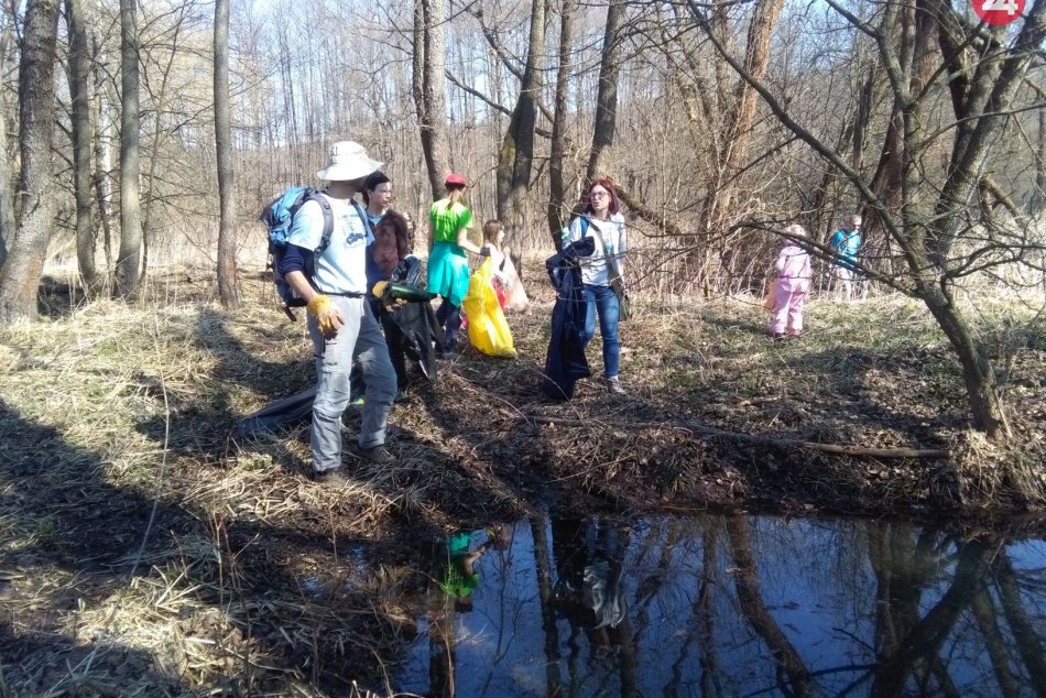 Ilustračný obrázok k článku Desiatky dobrovoľníkov čistili vodný tok Zdychavky. Vyzbierali takmer 70 vriec odpadu