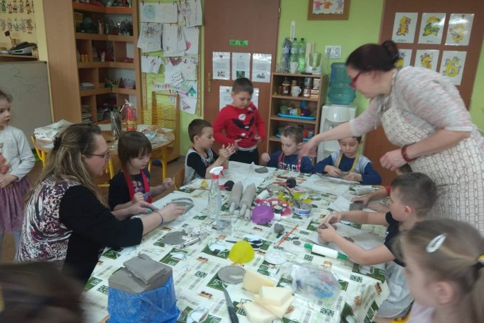 Ilustračný obrázok k článku Malí kreatívci z materskej školy modelovali: Spustili spoluprácu s Večierkou, FOTO