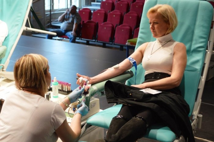 Ilustračný obrázok k článku Príďte darovať krv do divadla. Je tu tradičná "Divadelná kvapka krvi"