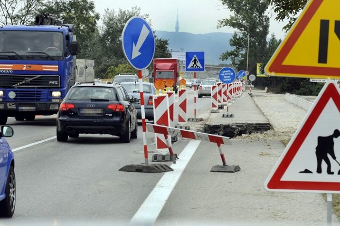 Ilustračný obrázok k článku Vodiči, tešte sa! Rozširovanie starej Seneckej cesty je v pláne v roku 2023