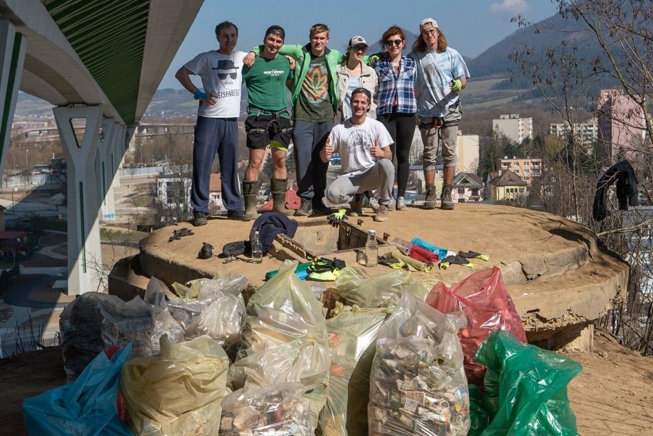 Ilustračný obrázok k článku Považská je hneď o niečo krajšia: Neuveríte, čo všetko našli pri čistení, FOTO