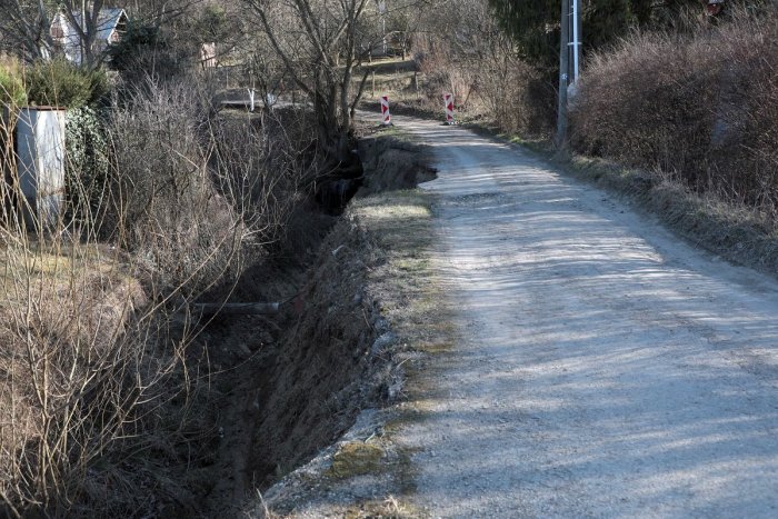 Ilustračný obrázok k článku Krízový štáb mesta rieši zosuvmi ohrozené cesty v dvoch lokalitách