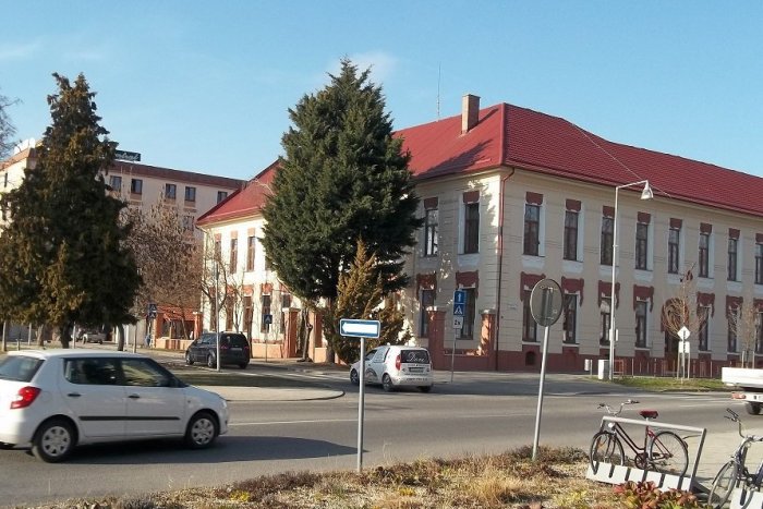 Ilustračný obrázok k článku Šalianska radnica zariadi učebne: Vybrali už aj najlepšieho dodávateľa