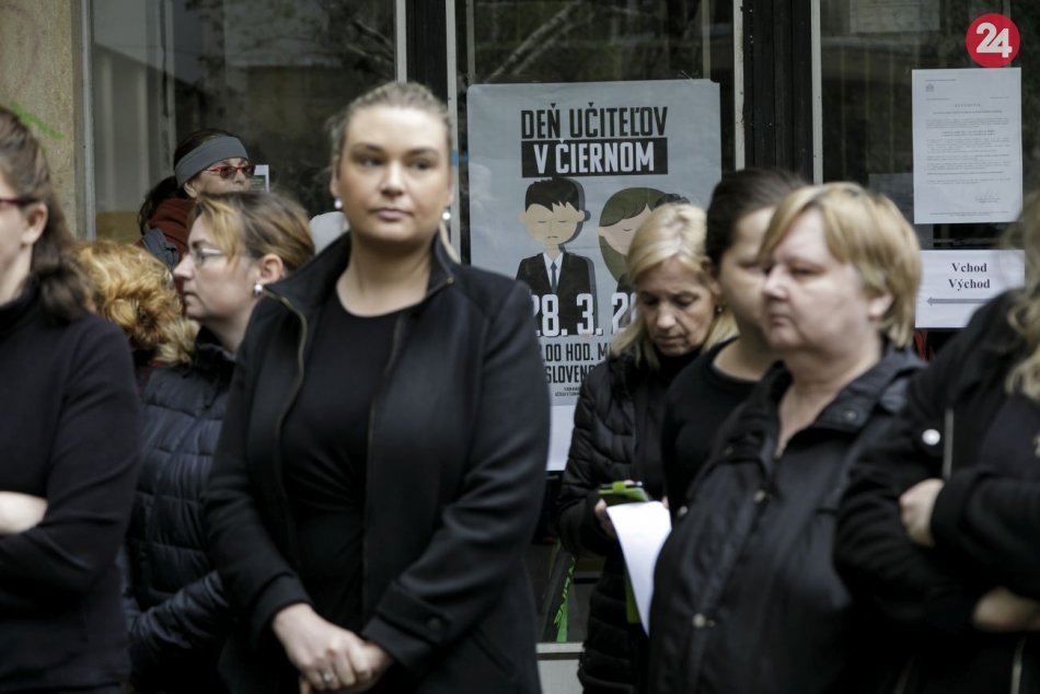 Ilustračný obrázok k článku Učitelia by dnes mali oslavovať, no vo viac ako 1100 školách prišli do práce v čiernom