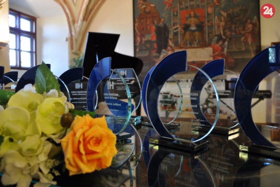 Ilustračný obrázok k článku Ocenili tie najlepšie: Dvanásť učiteliek si prevzalo cenu z rúk primátora, FOTO