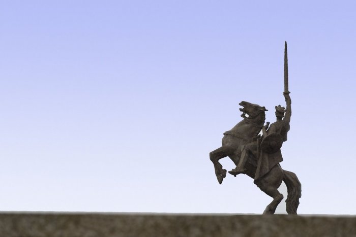 Ilustračný obrázok k článku Skrytý poklad pod Zoborom: Poznáte legendu o zakopanom meči kráľa Svätopluka?