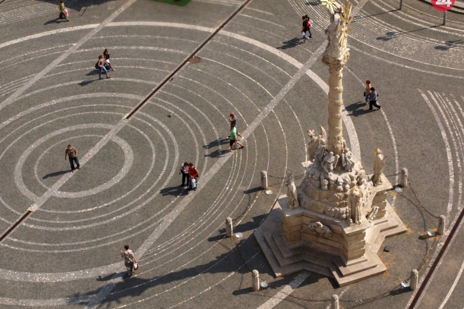 Ilustračný obrázok k článku Ako pred 30. rokmi: Trojičné námestie bude centrom diania osláv Nežnej revolúcie