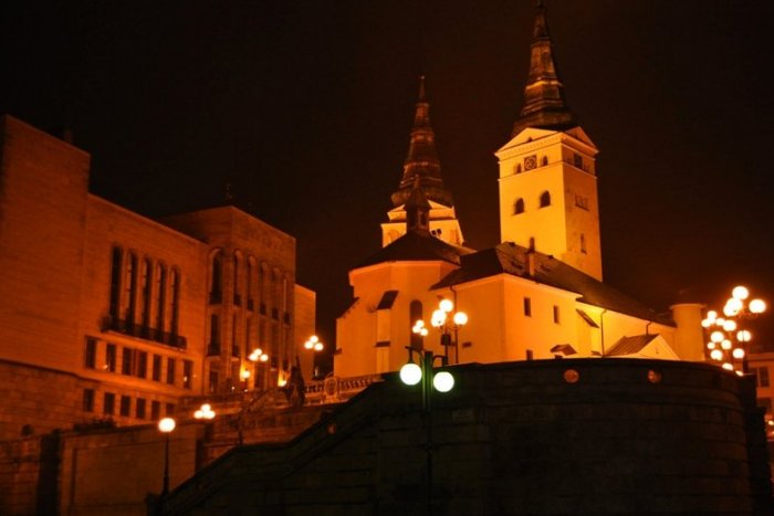 Ilustračný obrázok k článku Historické centrum Žiliny sa ponorí do tmy: Tieto budovy ostanú neosvetlené