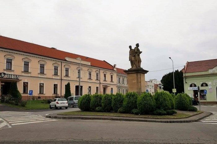 Ilustračný obrázok k článku Námestie čaká dopravná uzávierka: Položia vence k pomníku padlých hrdinov