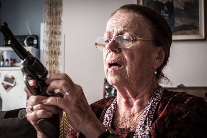 Ilustračný obrázok k článku Učiteľka na dôchodku s búchačkou? Súťažíme s čiernou komédiou Teroristka