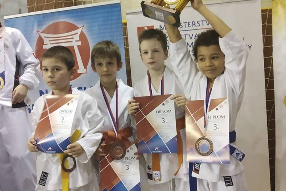 Ilustračný obrázok k článku Dvojnásobné zlato: Hviezdili žilinskí karatisti Izabela Bello a Jakub Pechota