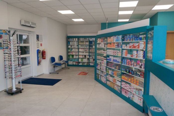 Ilustračný obrázok k článku Zabite dve muchy jednou ranou: Lekáreň a pošta sú odteraz v jednej budove