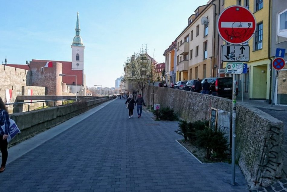 Ilustračný obrázok k článku Parkovanie na Židovskej: Autá do historického centra mesta podľa vás nepatria