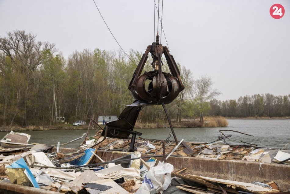 Ilustračný obrázok k článku FOTO: Vrak Knajpy, ktorá sa odtrhla na Vianoce, začali odstraňovať z Dunaja