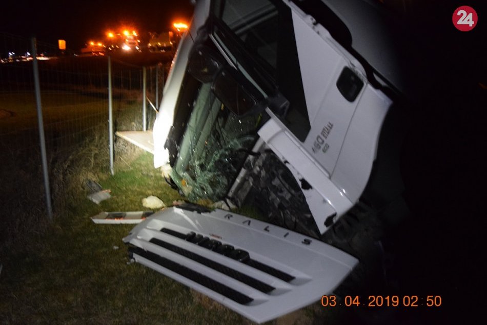 Ilustračný obrázok k článku Hrozivá nehoda na R1: Kamión naložený hydinou zišiel z cesty a prevrátil sa, FOTO