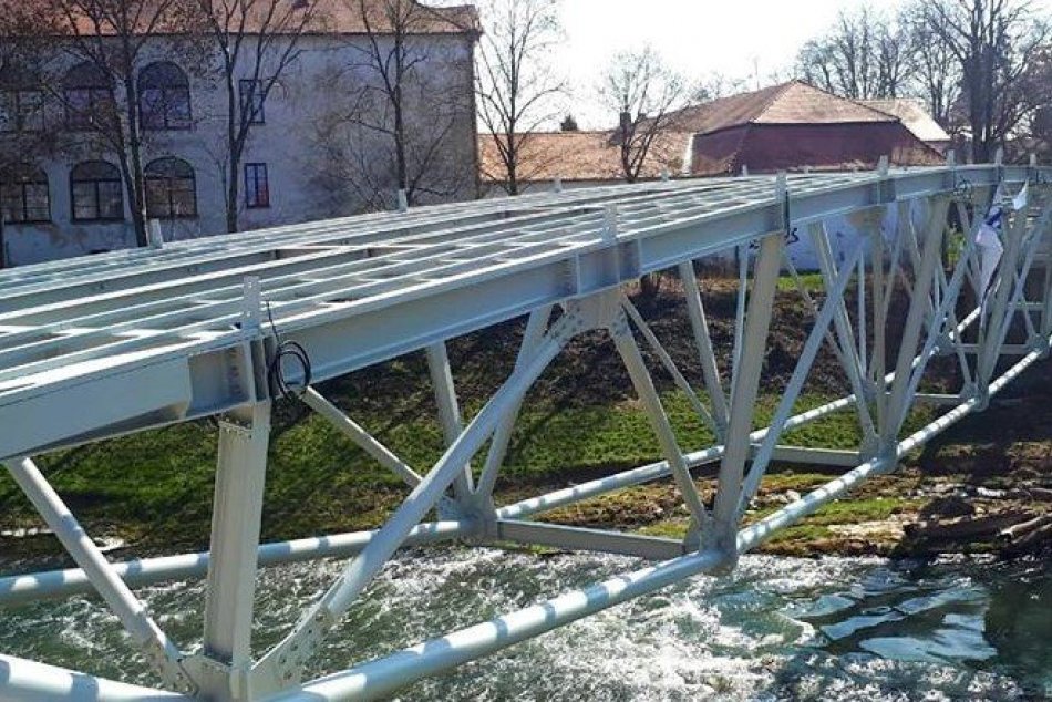 Ilustračný obrázok k článku Nová lávka cez rieku Laborec? Už je na svojom mieste, pozrite si zábery